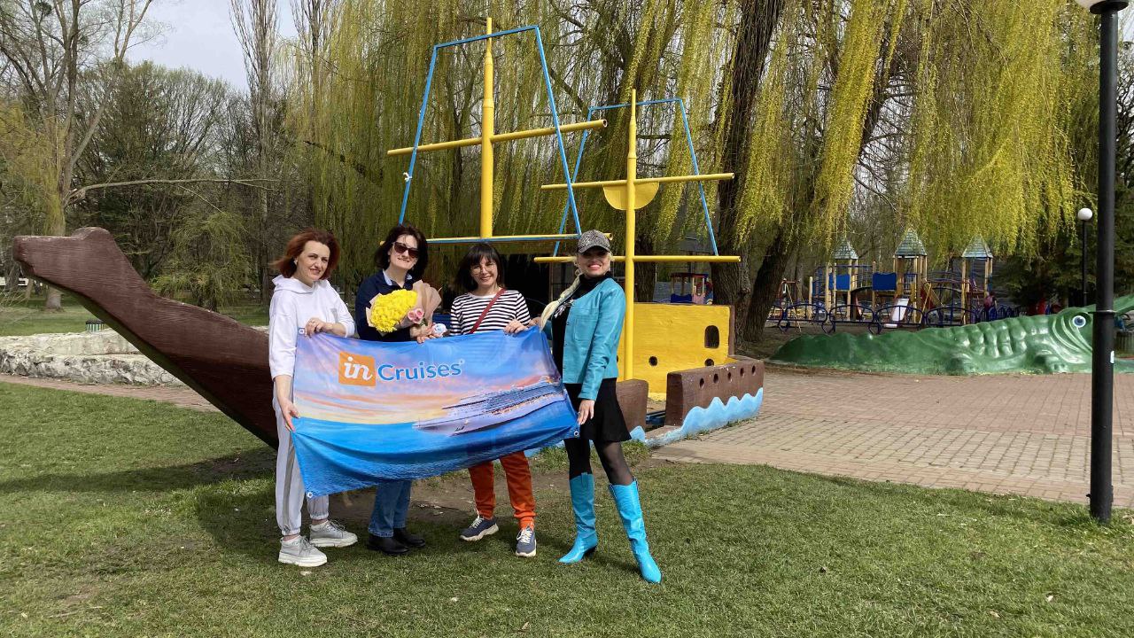 Людмила Сидорчук на фоні круїзного лайнера